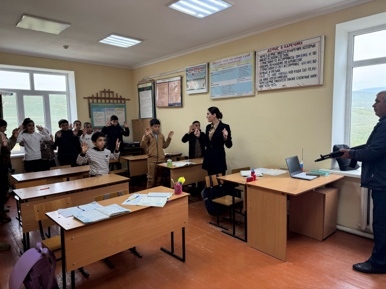 Всероссийские учения по отработке комплексного сценария действий при захвате заложников и срабатывании взрывного устройства, доставленного бесплатным летательным аппаратом.